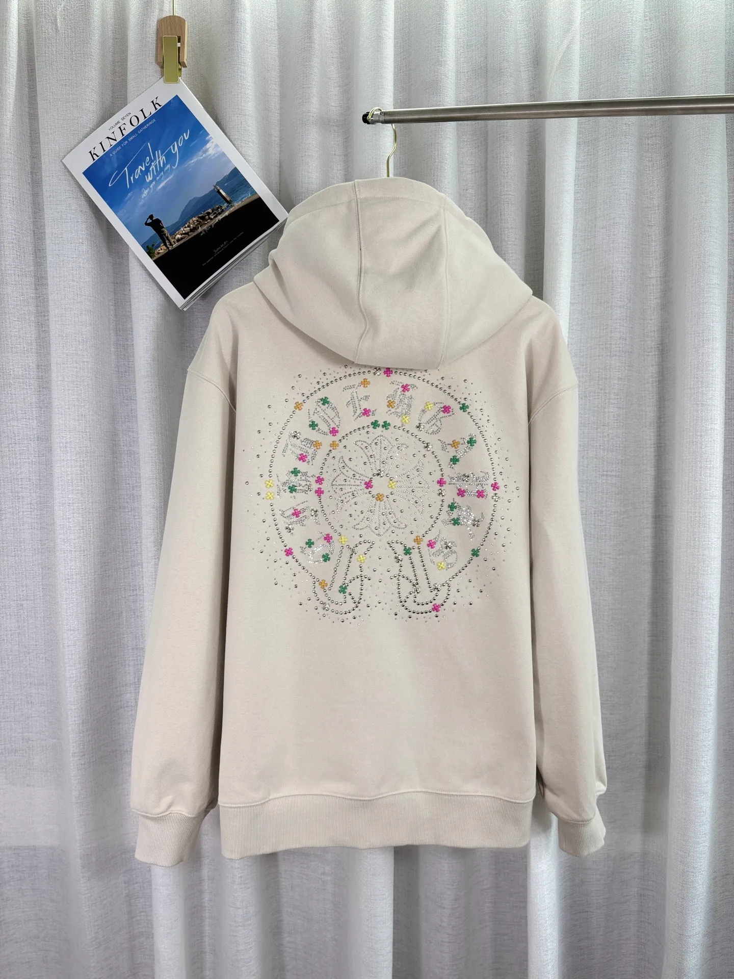 P350 top version, real shot without P, ​​different from market currency) 𝗖𝗵𝗿𝗼𝗺𝗲 𝗛𝗲𝗮𝗿𝘁𝘀/Cro Heart 2025 Washable Watercolor Diamond Paste Autumn and Winter New Original Single Counter American Laser Diamond 3D Three-dimensional Color Embroidery Couple Casual Cardigan Sweatshirt 👑The highest version! Customized fabric 480g tripe terry fabric! American acid-washed and distressed original fabric, laser-burned pattern ✟Colored diamond hardware stickers, exquisite embroidery of letters! The best-selling model in the counter, very comfortable to wear. Accessories: original molded and authenticated collar label➕100% silk wash label. Genuine purchase-grade original hangtag➕matching hanging rope➕3D hanging beads➕original packaging bag. Craftsmanship: The original version has consistent wiring! The highest version of the armhole matching technique! Color: Apricot Black Size: S M L XL Style Number: 25-322